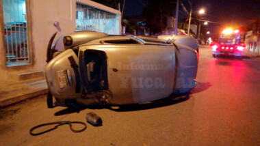 Grúa “engancha” volchito accidentalmente