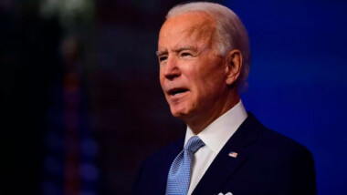 Joe Biden se fractura un pie mientras jugaba con su perro