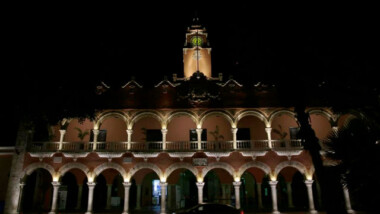 Iluminan Palacio Municipal y el Monumento a la Patria para recordar a las víctimas de Siniestros Viales