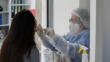 Disminuyen contagios y aumentan muertes por covid en México