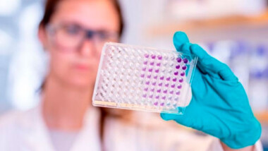 Vacuna de Oxford y AstraZeneca produce inmunidad en adultos jóvenes y ancianos: The Lancet