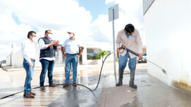 Con agua a presión limpiarán el “verdín” de las calles de Mérida