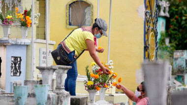 Más de 10 mil personas acudieron a cementerios por Día de Muertos