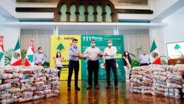 Donan paquetes alimentarios para afectados por lluvias
