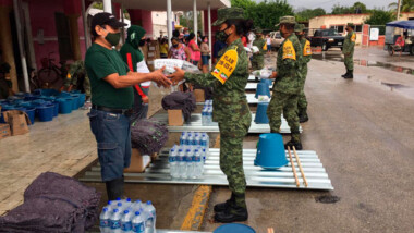 Ejército Mexicano continúa entregando apoyos a familias yucatecas.