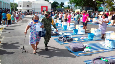 Ejército entrega apoyos a familias yucatecas afectadas por inundaciones