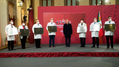 Condecoran a personal médico por su lucha contra la covid