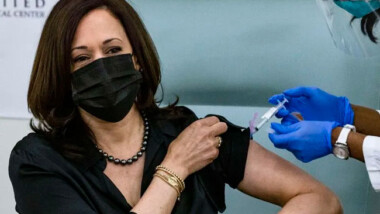 Kamala Harris recibe en público la vacuna contra COVID-19