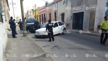Choca, abandona su auto y se va a desayunar mondongo