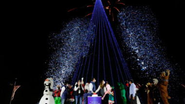 Dedican a personal médico el encendido del árbol de Navidad