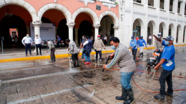 Limpian y desinfectan calles del Centro Histórico de Mérida