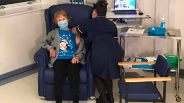 Mujer de 90 años de Reino Unido, primera persona en recibir vacuna de Pfizer en el mundo