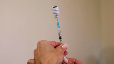 México autoriza vacuna de AstraZeneca contra COVID-19