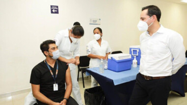 Yucatán: Aplican más de 2 mil vacunas anticovid en el primer día