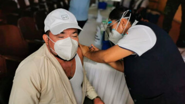 Campeche comienza vacunación piloto a maestros con padrón impreciso