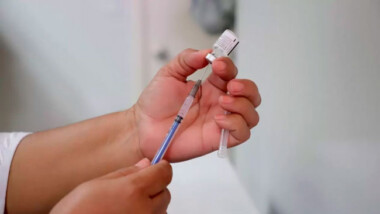 Gobierno habilita sitio web para que adultos mayores se registren para recibir vacuna contra COVID