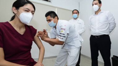 Vacunan contra el coronavirus a personal de salud del Hospital de Tekax