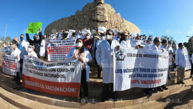 A un año de pandemia en México, médicos yucatecos exigen ser vacunados