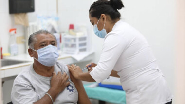 Casi dos mil abuelitos vacunados contra el coronavirus en Umán