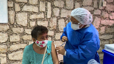 Vacuna anticovid brinda “seguridad” a los adultos mayores