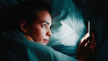 Personas que duermen menos de 6 horas, son más propensos a contraer Covid