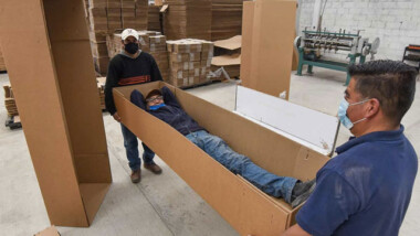 Ante crisis, venden ataúdes de cartón; aguantan 125 kilos