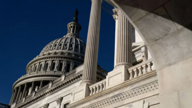 Congreso de EU aprueba paquete de ayuda COVID de 1.9 billones de dólares de Biden