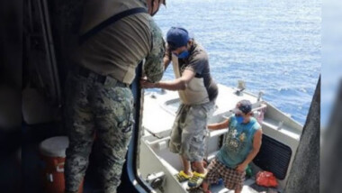 Rescata a cinco pescadores en las costas de Yucatán