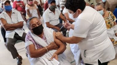  Vacunan a adultos mayores de Tetiz y Ucú en Hunucmá