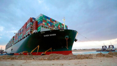 Desencallan buque del Canal de Suez