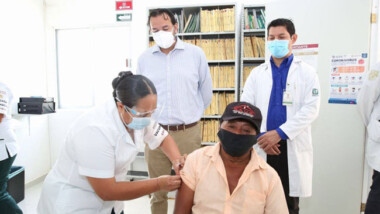 Inicia vacunación a adultos mayores en Kaua