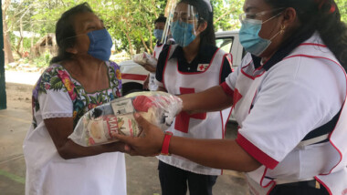 Voluntarios de Cruz Roja distribuyen despensas a familias vulnerables de Yaxcabá