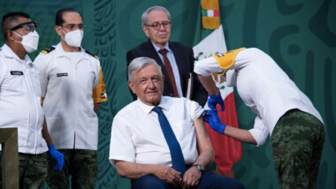AMLO recibe, por fin, vacuna COVID de AstraZeneca
