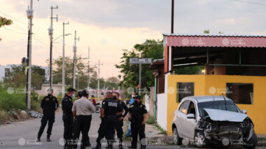 Por huir de la Policía, choca en Ciudad Caucel