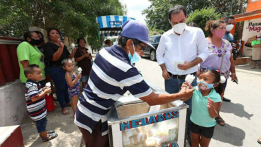 Vila dispara los helados a niños de Maxcanú