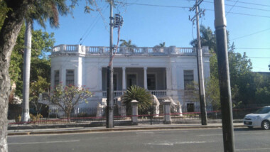 Clausura INAH construcción de nuevo hotel en la Avenida Colón