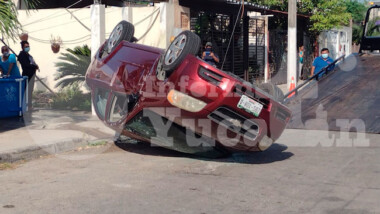 Vuelca en Juan Pablo II