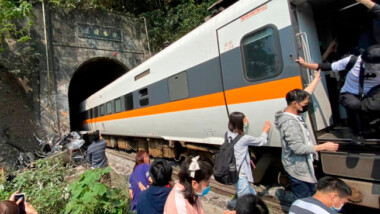 Taiwán de luto tras fuerte accidente de tren, el peor en décadas