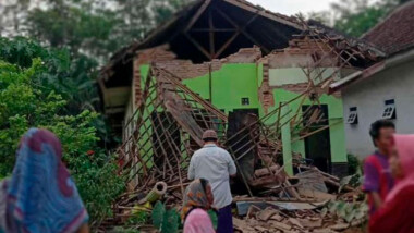 Sismo de 5.9 sacude Indonesia; reportan muertos