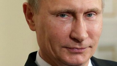 Putin firma ley con la que podría seguir como presidente de Rusia hasta 2036