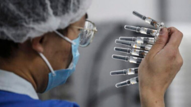 China admite menor efectividad de su vacuna contra el Covid-19 y estudia mezclar varias