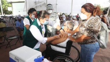Inicia en Mérida la vacunación para adultos mayores