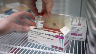 UE demanda a AstraZeneca por atraso en vacunas contra covid