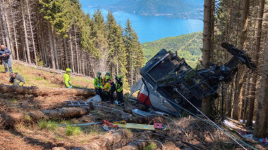 Se estrella teleférico en Italia; hay 13 muertos