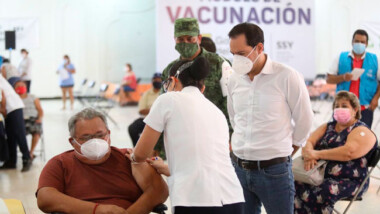 Yucatecos de 50 a 59 años, reciben vacuna anticovid