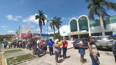 Quejas por desorganización en jornada de vacunación