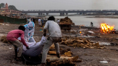 Cadáveres de posibles muertos por Covid flotan en el río Ganges de India