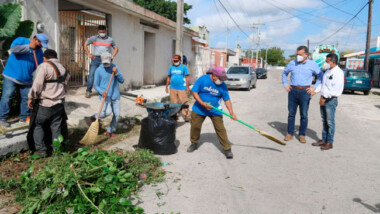 A marchas forzadas limpian y desazolvan calles de Mérida
