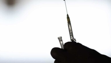 Liberarán este mes vacunas COVID de AstraZeneca envasadas en México