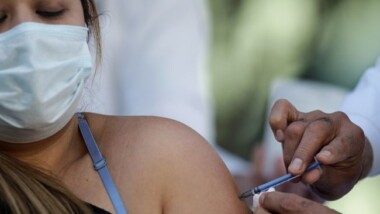 OMS: Las vacunas aprobadas son eficaces contra todas las variantes de coronavirus